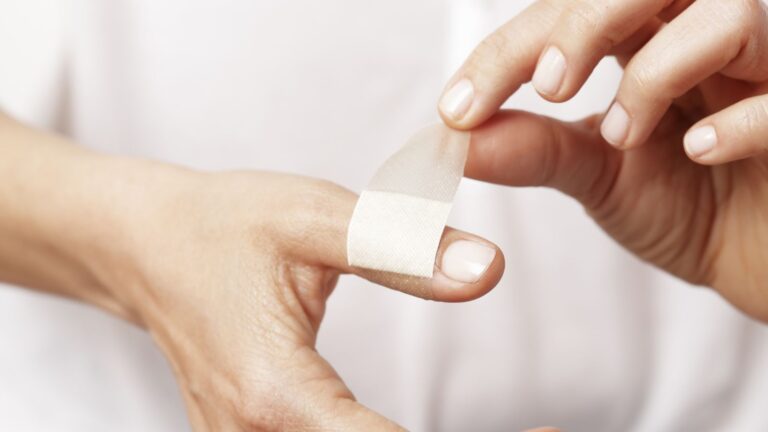 Expert Guide: Waterproof Bandages for Safe & Dry Healing